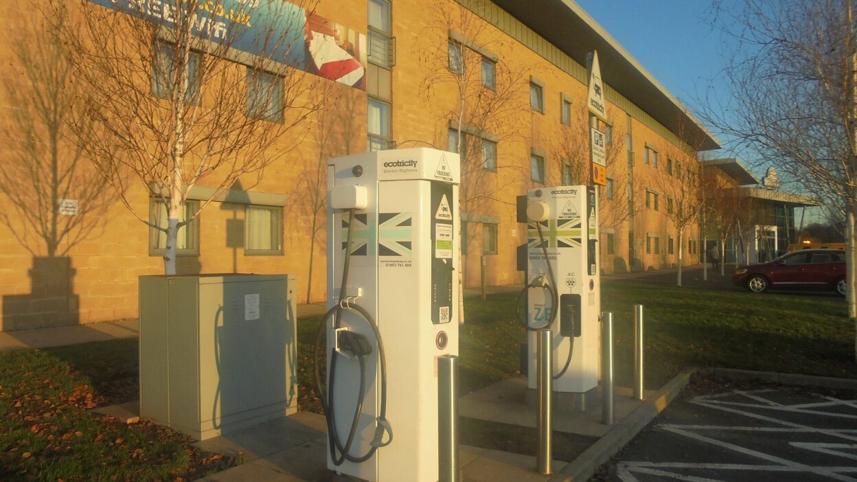 Electric car charging point, Wetherby service station (30th November 2019) – 10 000-nél tart a BYD Flash Charger hálózata Kínában