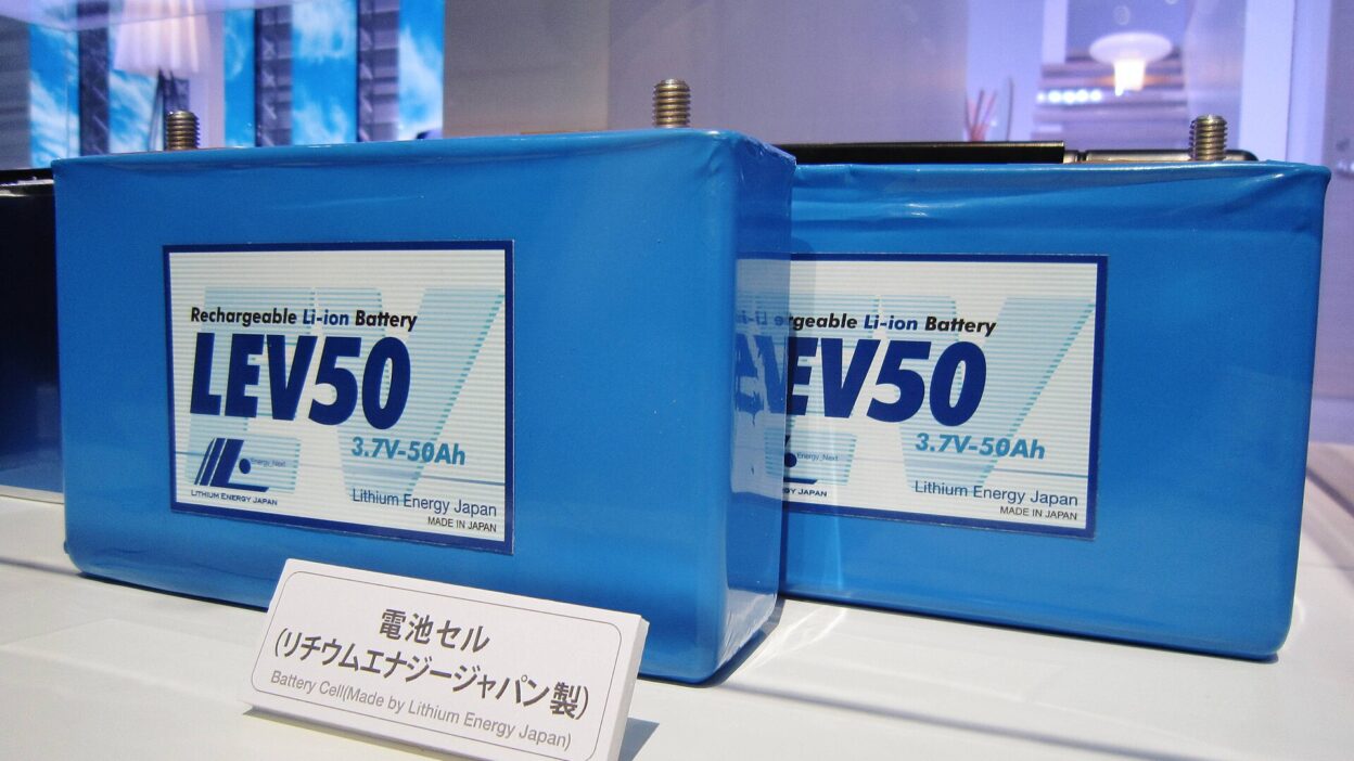 Lithium Energy Japan LEV50 Rechargeable Li-ion battery cell in Tokyo Motor Show 2011 – BYD Da Han: 1000 km hatótáv és 5 perces töltés