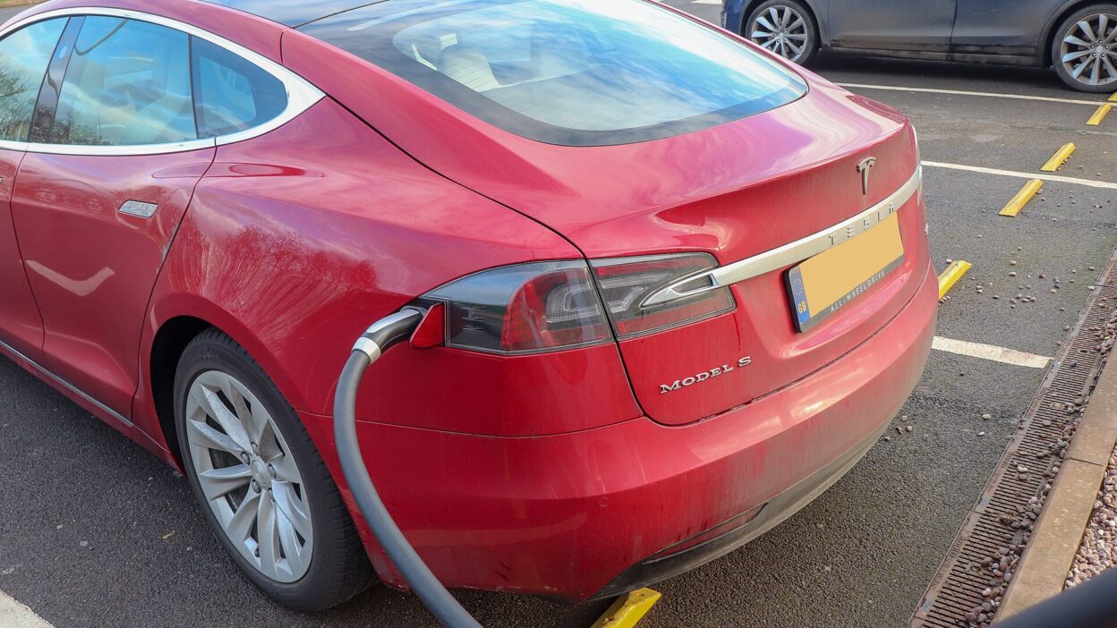 2018 Tesla Model S 75D (Charging) – BYD Denza N8: 1000 km hatótávú luxus SUV jöhet a Range Rover