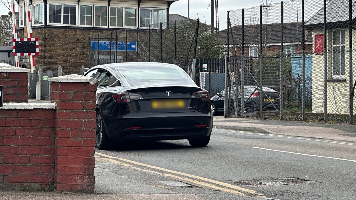 Tesla Model 3 - Ingram Road, Gillingham, Medway – Cybercab RGB fénysáv: színváltó világítással tesztel a Tesla
