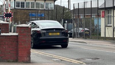 Tesla Model 3 - Ingram Road, Gillingham, Medway – Cybercab RGB fénysáv: színváltó világítással tesztel a Tesla