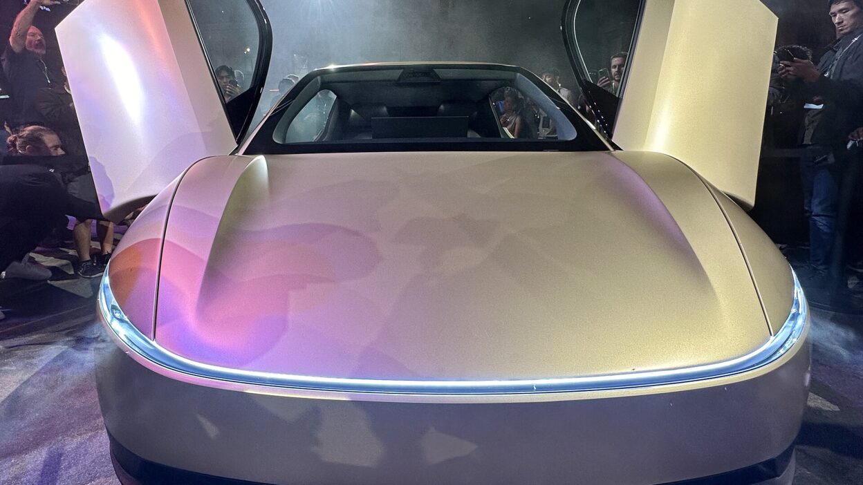 Front of the Tesla Cybercab – Cybercab töltőközpont épül Austinban, 80 vezeték nélküli töl