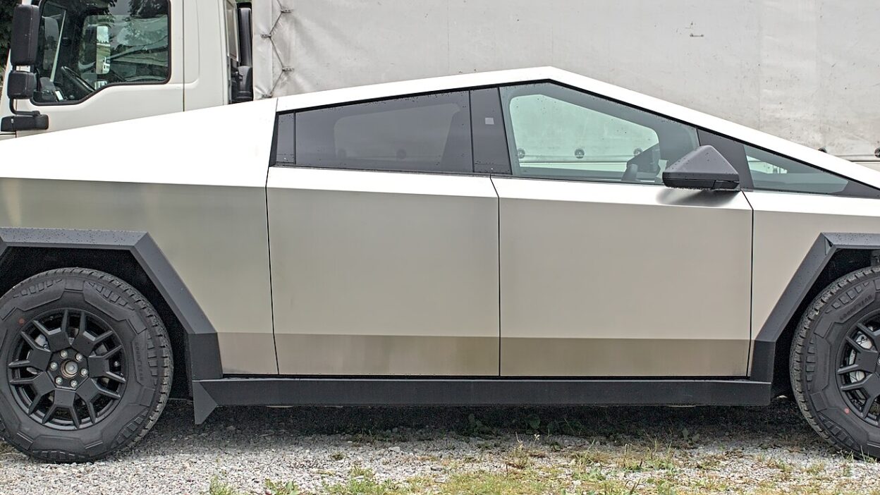 2024 Tesla Cybertruck Foundation Series IMG 0629 – 5 000 dollárral drágult a Cybertruck, felmerül a kivezetés k