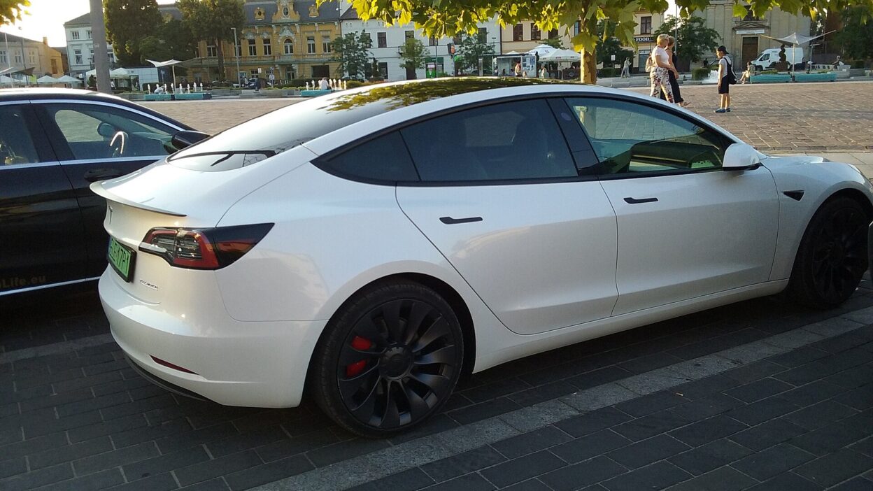 2022.07.19 Fully electric car Tesla Model 3 Dual motor in Tomaszów Mazowiecki, Poland (1) – Elsőként ért el 40 000 kilométeres FSD-sorozatot egy Tesla-t