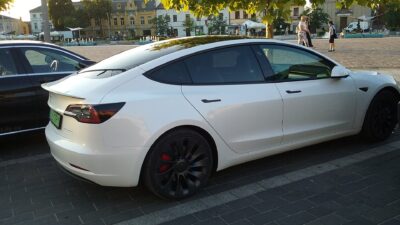 2022.07.19 Fully electric car Tesla Model 3 Dual motor in Tomaszów Mazowiecki, Poland (1) – Elsőként ért el 40 000 kilométeres FSD-sorozatot egy Tesla-t