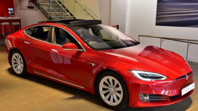 Tesla Model S, Sydney-Martin Place, 2018 (02) – Extra infók a 2025.8.x szoftverfrissítésről