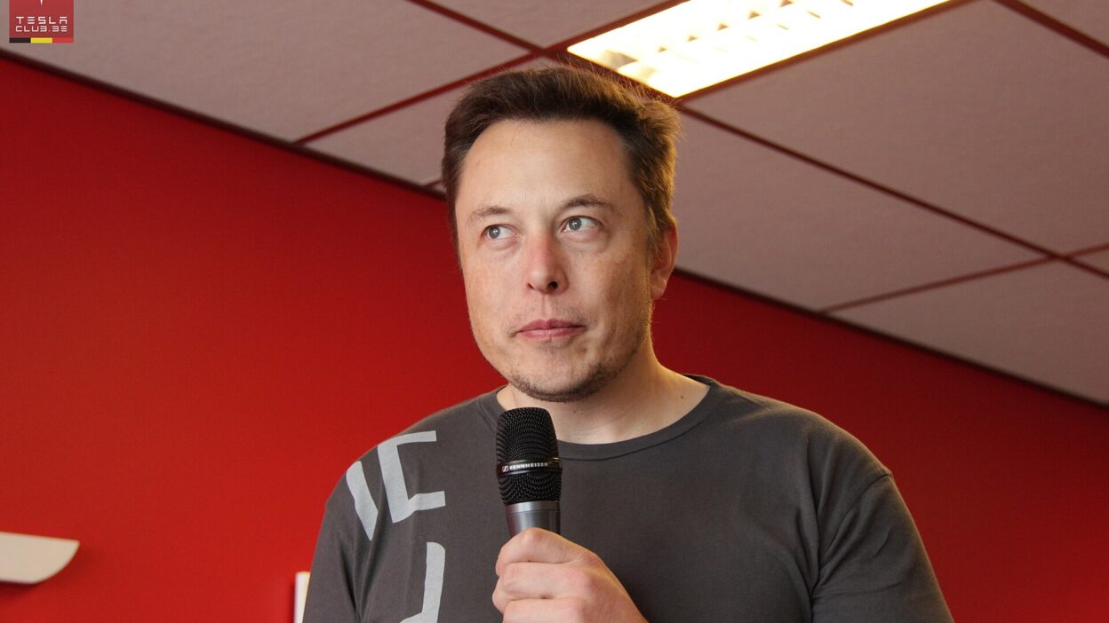 Elon Musk (12271217906) – FSD kátyúkerülés: Musk szerint hamarosan érkezik a funkció