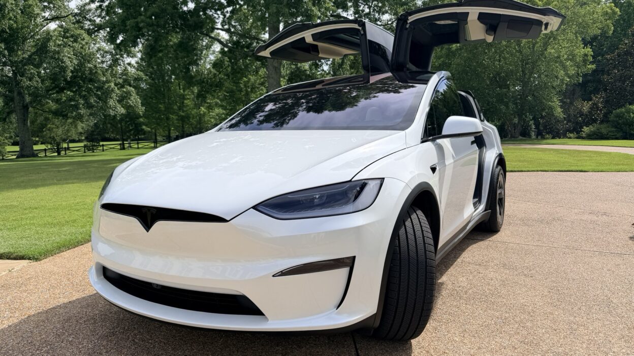FSD Supervised kijelző egy Tesla vezetőülésből, amely önállóságot ad mozgáskorlátozott sofőröknek