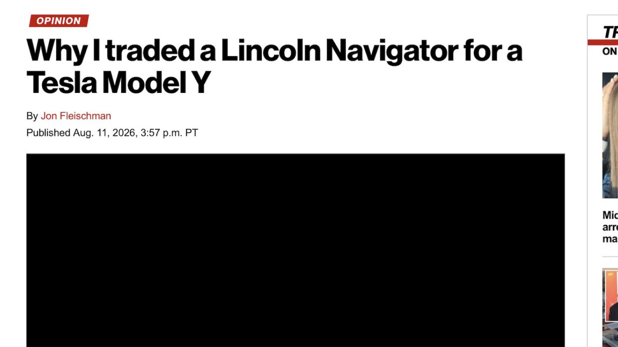 Tesla Model Y vezetőülése, amelyben a Full Self-Driving rendszer navigál