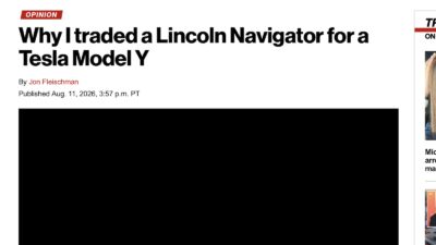 Tesla Model Y vezetőülése, amelyben a Full Self-Driving rendszer navigál