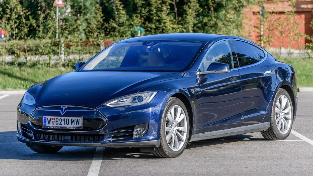 20180630 Tesla Model S 70D 2015 midnight blue left front – Zuhantak a régi Model S árai, de az akkumulátorok jól bírják