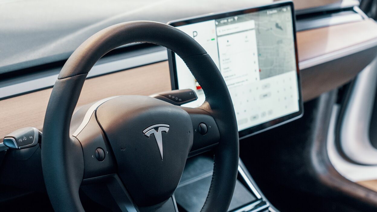 Tesla Motors - Model S Electric Car – HW3-ról HW4-re frissítés: fejlesztő végezte el a Tesla helye