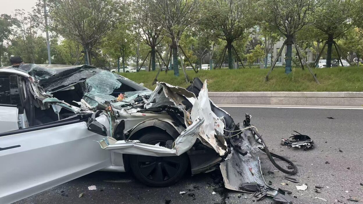 Sérülten, de utasai számára sértetlenül álló Model 3 egy kínai baleset után