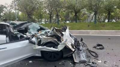 Sérülten, de utasai számára sértetlenül álló Model 3 egy kínai baleset után