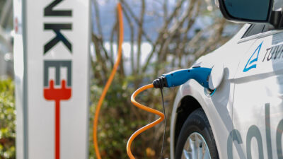 Cologne Germany Electric-Car-Charging-Point-at-TUV-Rheinland-02 – Lucid Gravity tölti fel a Tesla Model 3-at: így működik