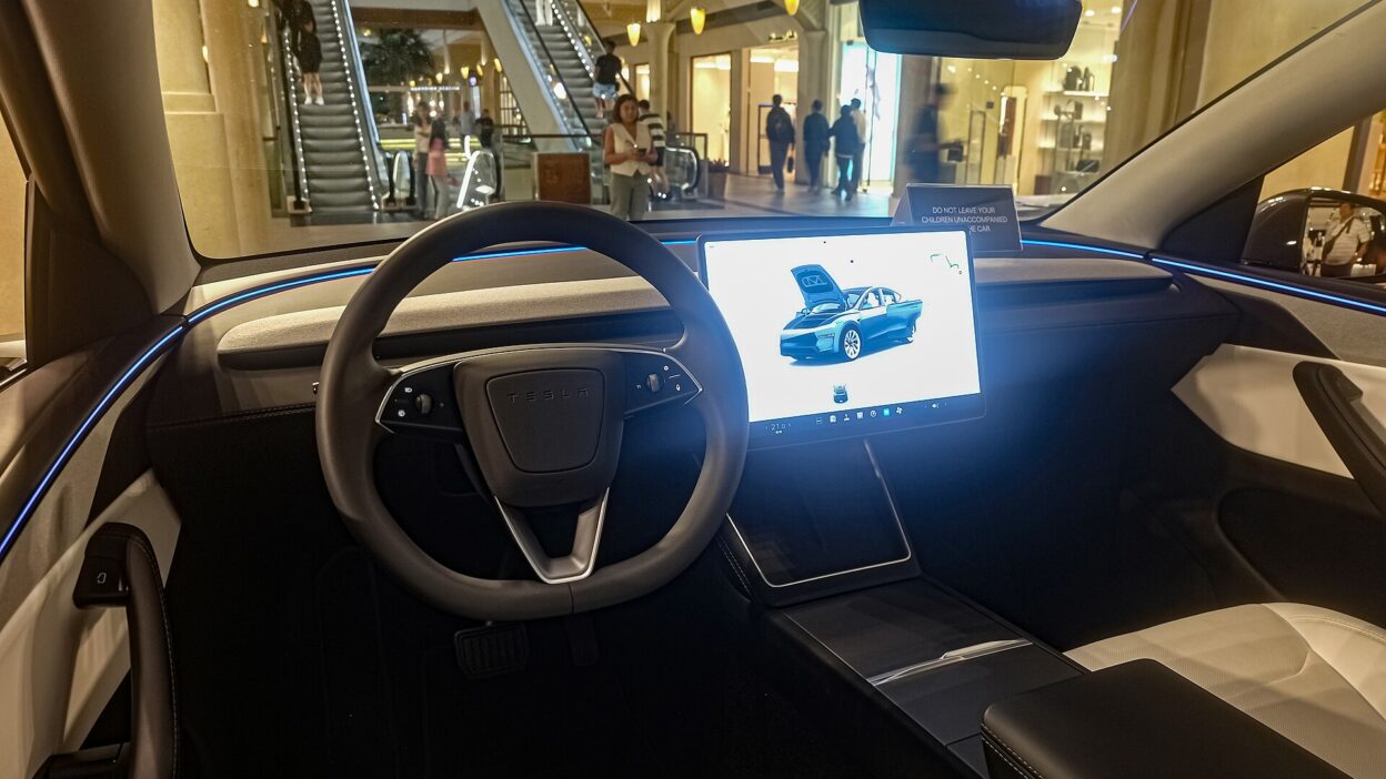Tesla Model Y Juniper Long Range AWD White + Black 03 – Melyik Teslát vegyem? Vásárlási útmutató 2026
