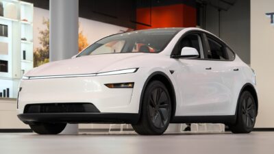 Tesla Model Y 2025 at Santana Row dllu 01 – Tesla 595 dolláros kétzónás hűtőt dob piacra a Model Y-hoz