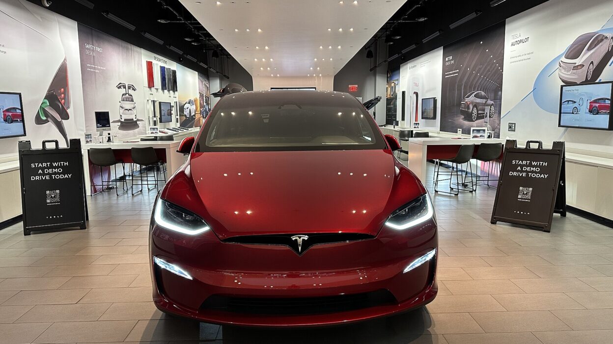 Tesla Showroom Dadeland Mall, 27 November 2023 - Red car – 40 dolláros konzoltálcákat kapott a Model Y konzolja