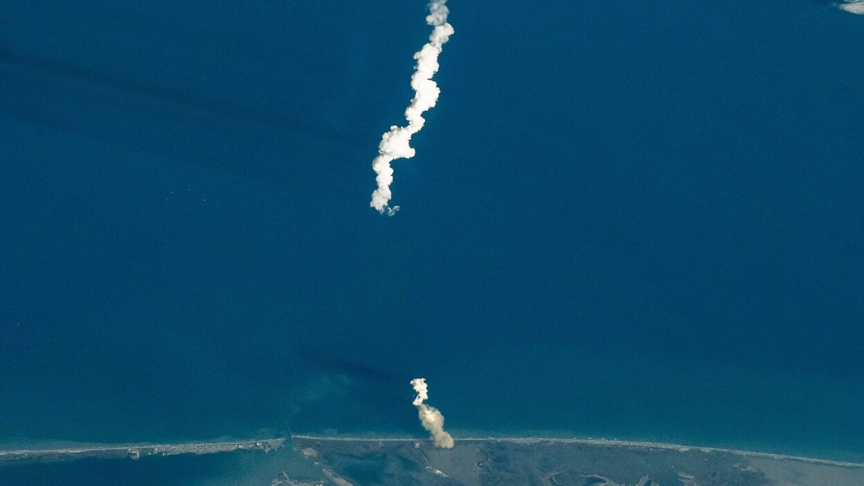 Launch of SpaceX Starship 6 rocket seen from the International Space Station (iss072e220043, cropped) – Musk: néhány hónapon belül elkaphatják a Starship hajót