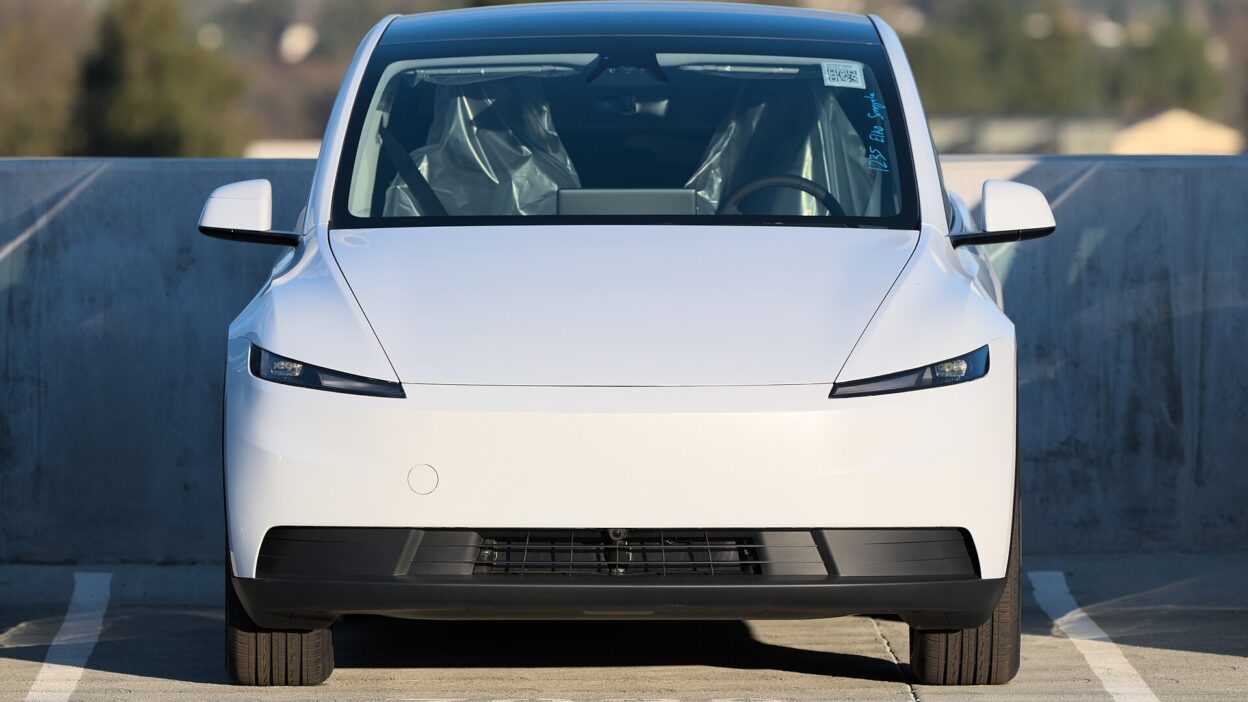 Tesla Model Y Standard front view dllu – Tesla-tulajdonos: 161 000 kilométer FSD V14-gyel