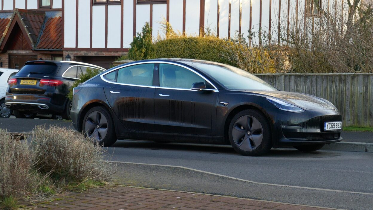 TeslaP1070674 – Szivárványos animációt kapott az FSD statisztika a Tesla alk