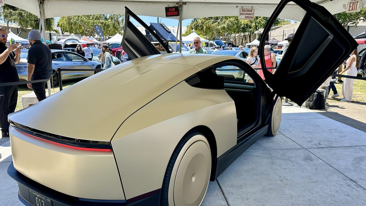 Tesla Cybercab July 2025 (54693064262) – A Tesla megnyitotta az első nyilvános Cybercab utakat