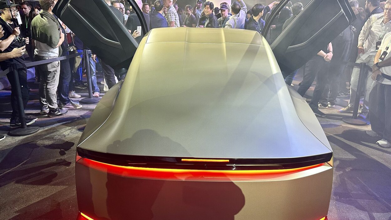 Rear of the Tesla Cybercab – Így néz ki belülről a Tesla Cybercab kezelőfelülete