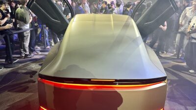 Rear of the Tesla Cybercab – Így néz ki belülről a Tesla Cybercab kezelőfelülete