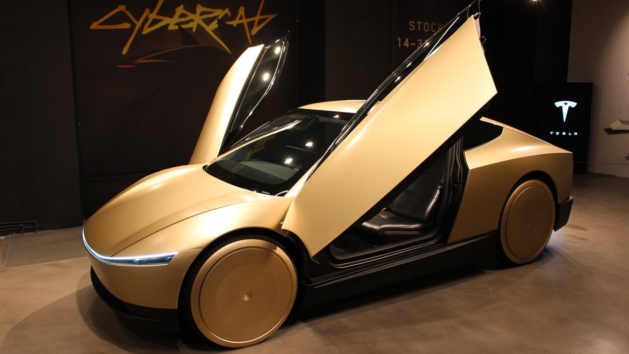 CybercabSTHLM2402 – Aranyszínű Starlink-antennát kapott a Tesla Cybercab