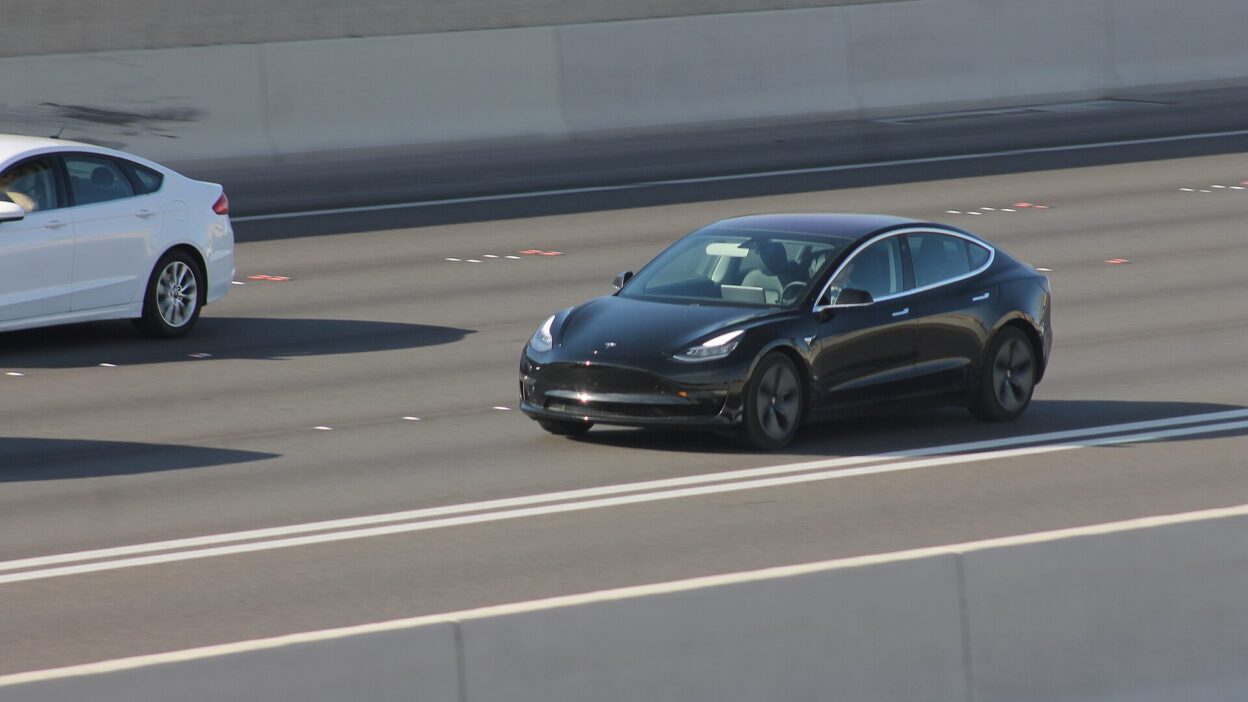 Black Tesla Model 3 on U.S. 95 – Tesla FSD magabiztosan vitte fel a legmeredekebb amerikai fö