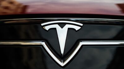 TESLA badge on a car – Kritikák érik a Tesla FSD-sorozatait a 25 000 mérföldes reko