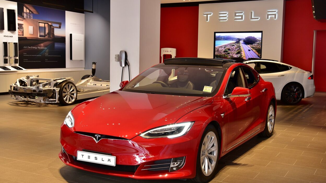 Tesla Model S, Sydney-Martin Place, 2018 (01) – Tesla FSD v14.1 Lite: simább vezetés, de a parkolás még gyen