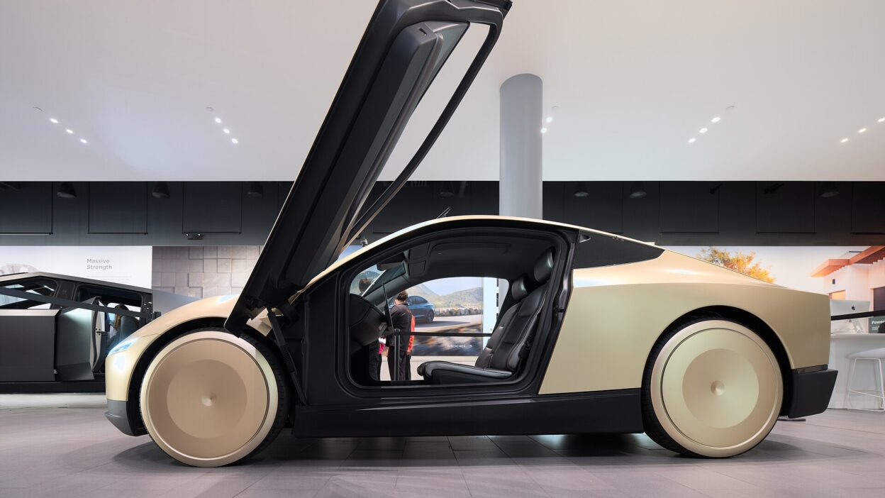 Tesla Cybercab at Santana Row side view dllu – Tesla: jó oka van rá, hogy lassítja a Model Y robotaxikat