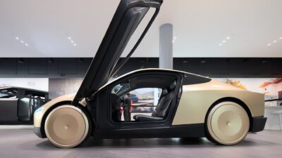 Tesla Cybercab at Santana Row side view dllu – Tesla: jó oka van rá, hogy lassítja a Model Y robotaxikat