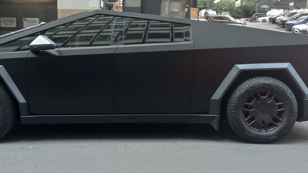 Tesla Cybertruck 003 – A Tesla megszüntette saját autófóliázási szolgáltatását