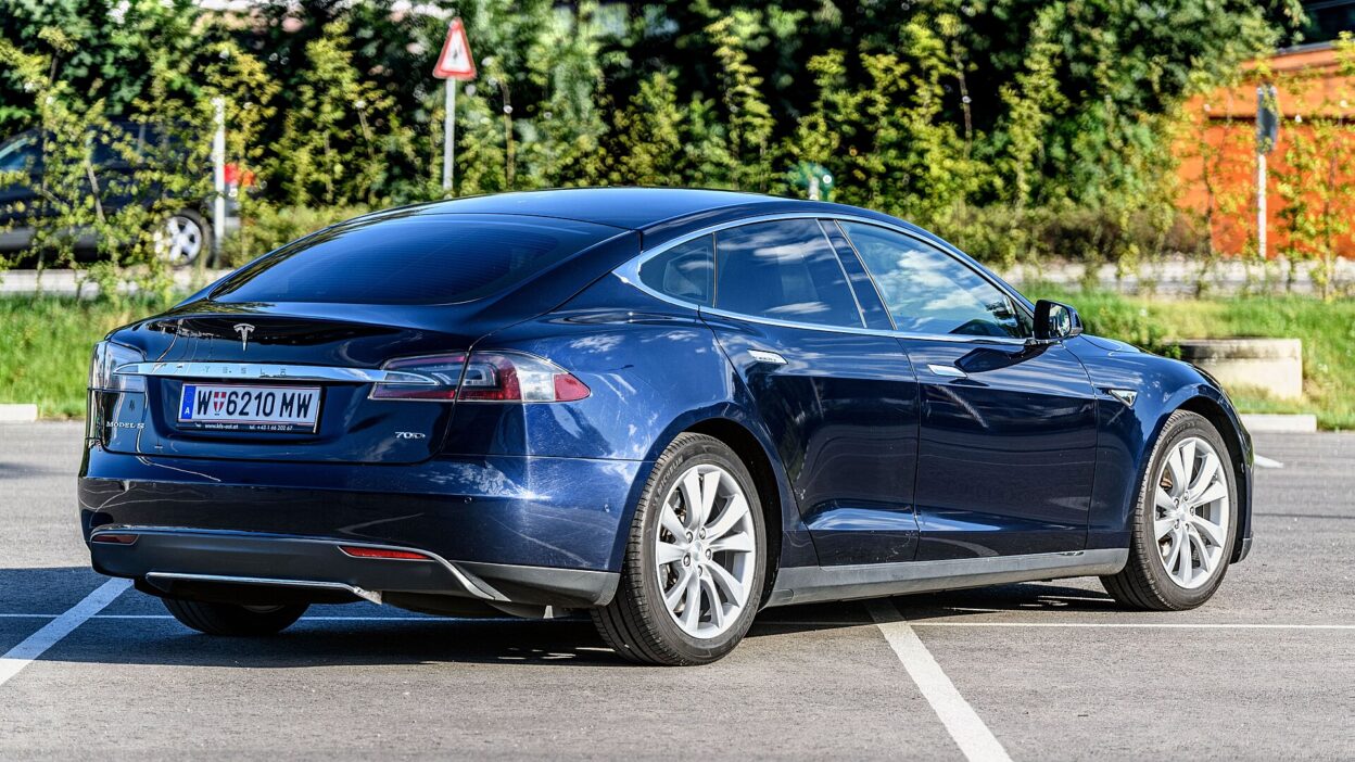 20180630 Tesla Model S 70D midnight blue Tesla Model S 70D 2015 rear right-2 – A Tesla Model S és Model X alkatrészeket árverez el