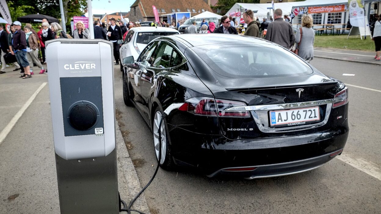 Black Tesla Model S charging in Denmark – A Tesla Model Y L 576 kilométeres hatótávot ért el a tesztbe