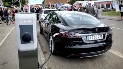 Black Tesla Model S charging in Denmark – A Tesla Model Y L 576 kilométeres hatótávot ért el a tesztbe