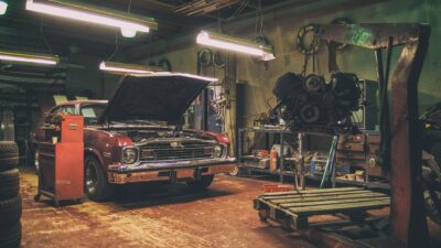 Car repair shop – Tesla közzétette a Model Y V2L-retrofit szervizleírását