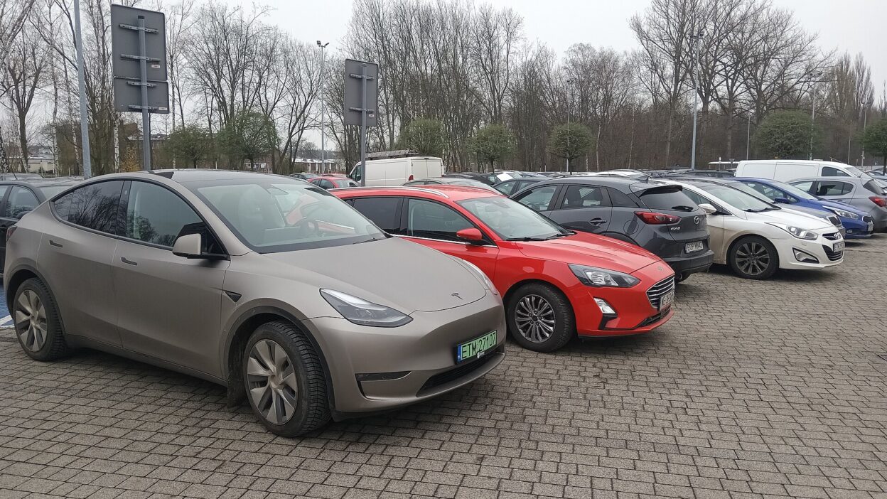 Tesla Y electric car with license plates from Tomaszów Mazowiecki. Tomaszów Mazowiecki, Poland – Tesla robotaxi engedélye mostantól egész Clark megyére szól
