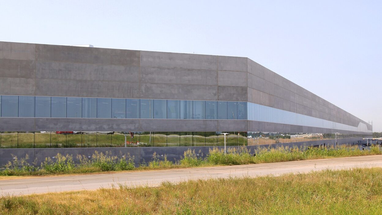 Gigafactory Texas Building 1 June 2022 – Tesla robotaxi: ideiglenes engedélyt kapott Las Vegasban