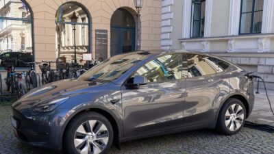 Tesla Model in München – NHTSA: a Tesla robotaxik egy hónapig balesetmentesek voltak
