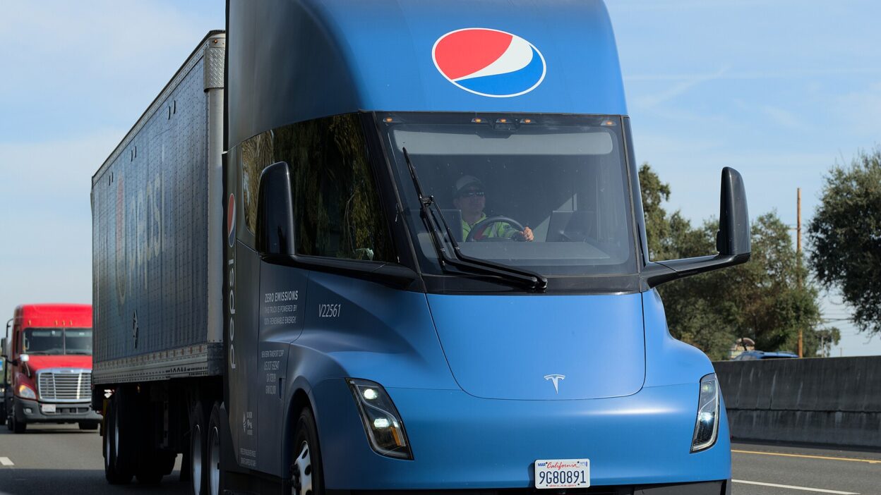 Tesla Semi Pepsi 2023-10-31-13-39-37 DSCF2583 dllu – 500 Tesla Semi: eddigi legnagyobb rendelés az Einride-tól