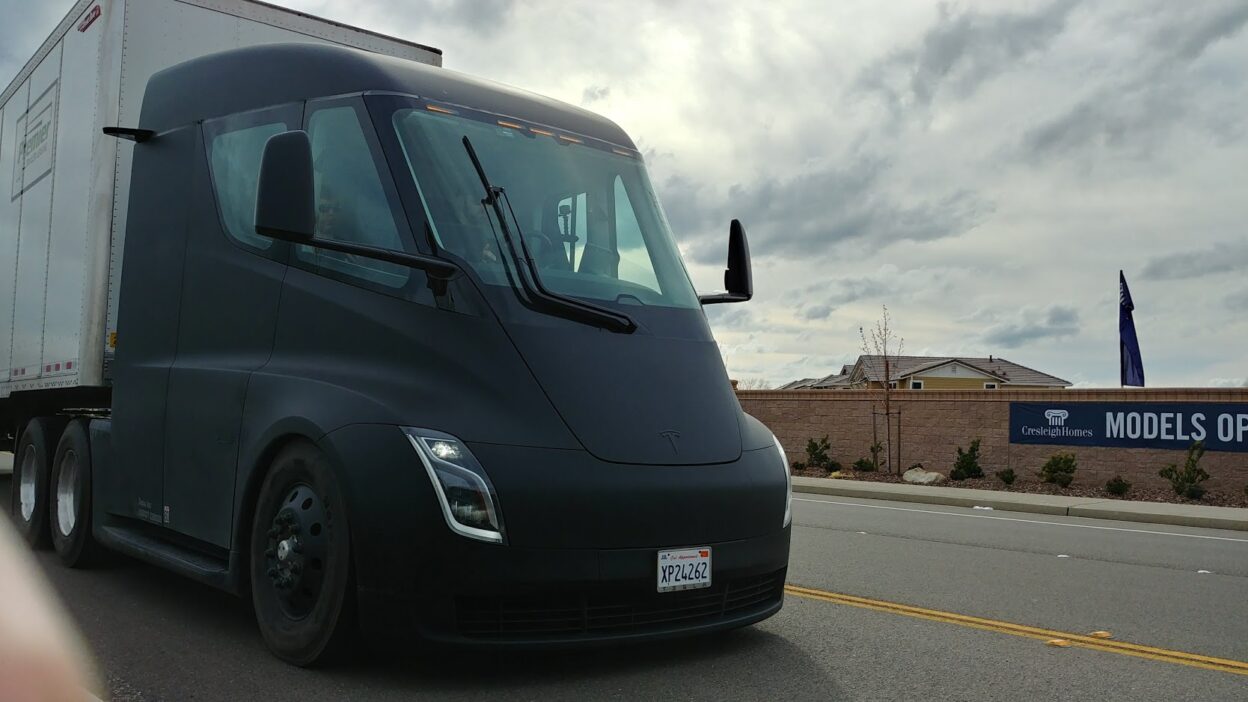 Tesla Semi 1 – Új Tesla Semi weboldal mutatja be a vezetőfülke kényelmét