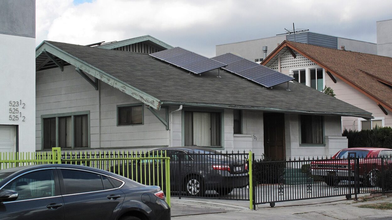 527 N Gramercy Solar panels on roof – A Tesla Solar Roof terméke tíz év után megszűnik
