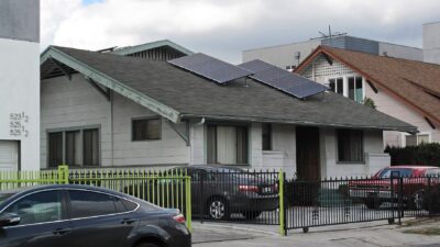 527 N Gramercy Solar panels on roof – A Tesla Solar Roof terméke tíz év után megszűnik