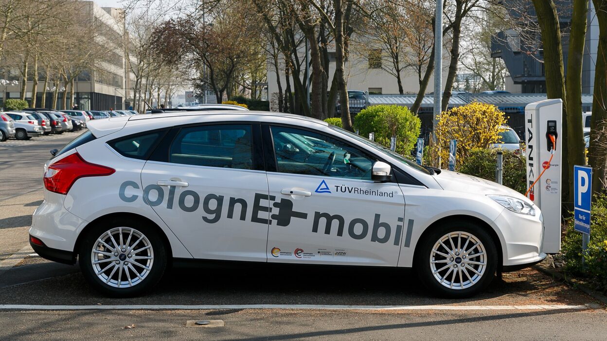 Cologne Germany Electric-Car-Charging-Point-at-TUV-Rheinland-01 – Két Tesla szabadalom: közelebb a vezeték nélküli töltés