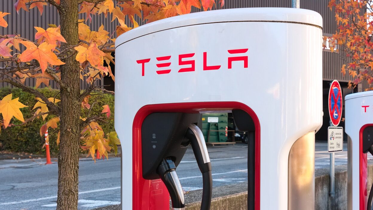 Tesla - Innsbruck Supercharger-charging point top PNr°0765 – Szivárványszínű fénnyel villog a Tesla töltőportja – így akt