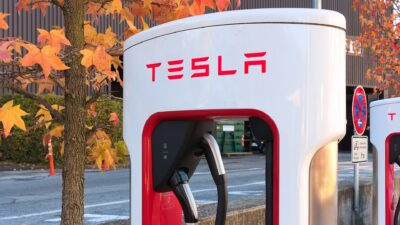 Tesla - Innsbruck Supercharger-charging point top PNr°0765 – Szivárványszínű fénnyel villog a Tesla töltőportja – így akt
