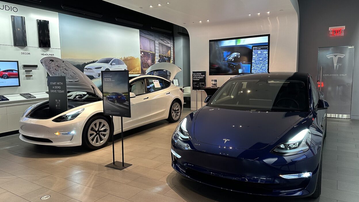 Tesla Showroom Dadeland Mall, 27 November 2023 - Two cars – Tesla Theater: bővülnek az elérhető streaming szolgáltatások